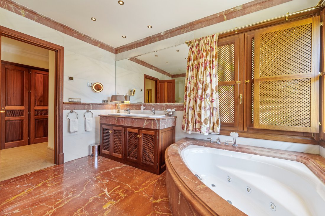 Villa in Marbella, Andalusia, Spain 4 - 18805582