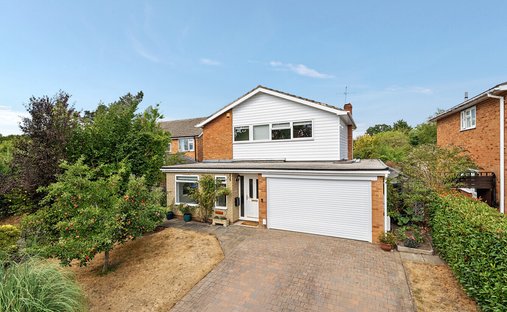 Country House in Mount Hermon, Woking, England 1