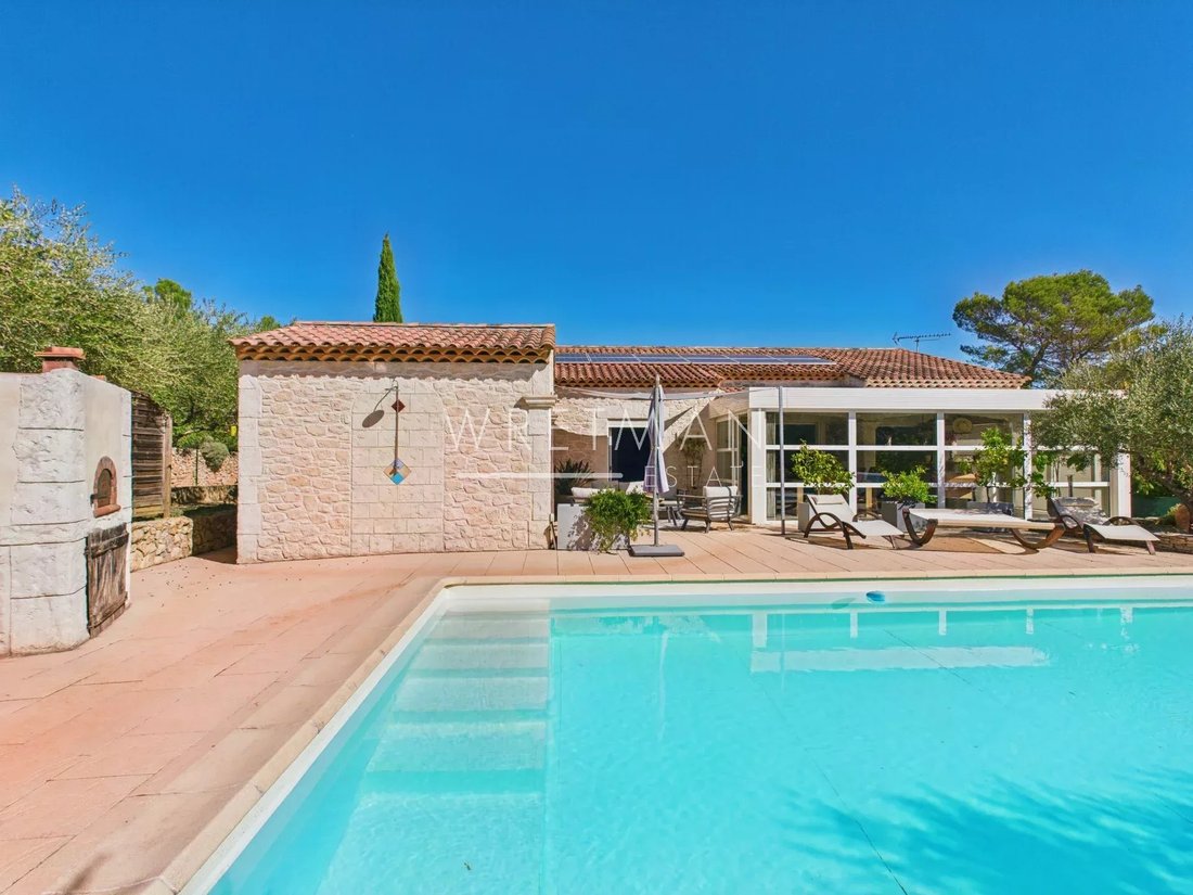 Villa in Flassans-sur-Issole, Provence-Alpes-Côte d'Azur, France 1 - 16397405