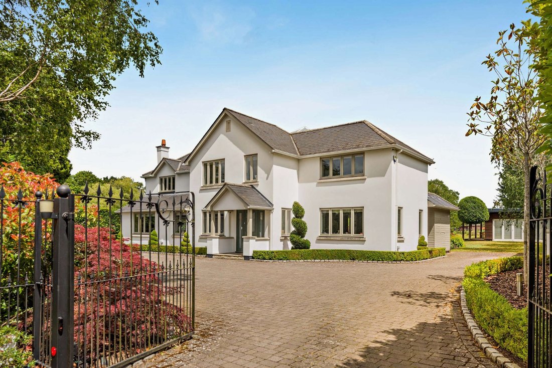 House in Chobham, England 1 - 18806476