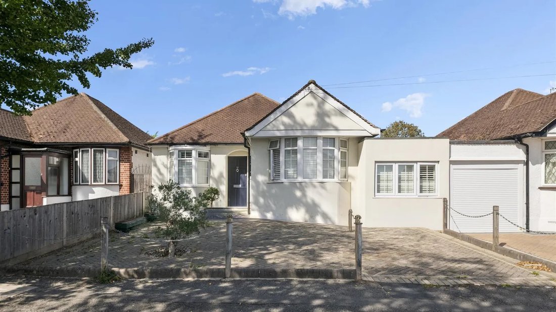 Bungalow in Eastcote Village, Hillingdon, England 1 - 18808156