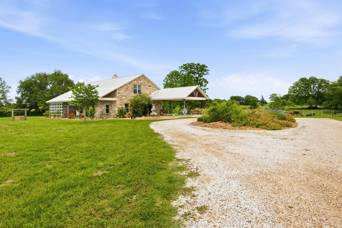 House in Schulenburg, Texas, United States 3 - 18808254