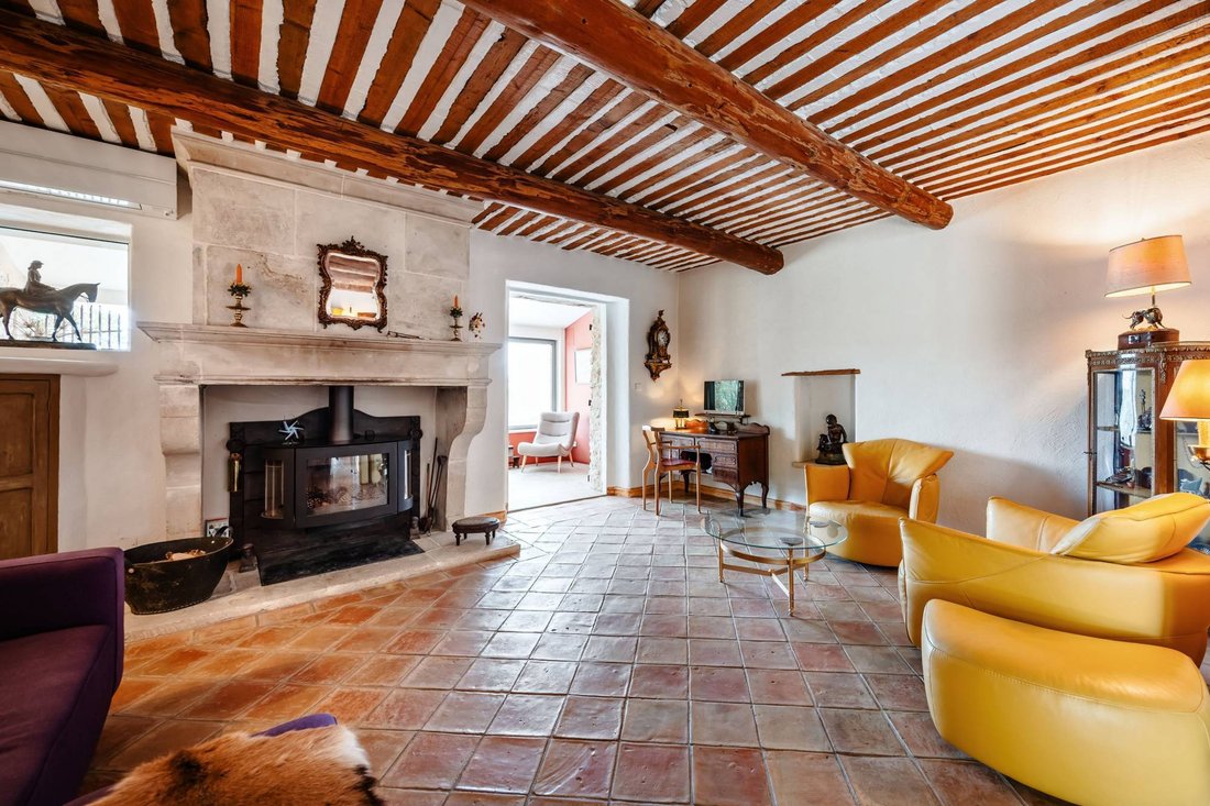 Estate in Beaumettes, Provence-Alpes-Côte d'Azur, France 4 - 18807322
