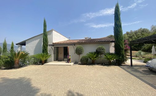 House in Ouest, Peymeinade, France 1
