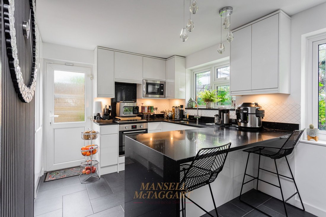 Bungalow in Crawley Down, England 3 - 18807078