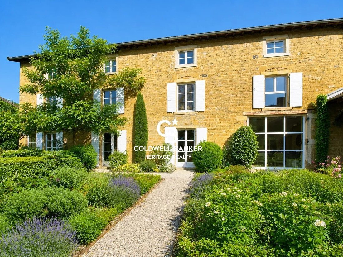 Estate in Arrondissement of Villefranche-sur-Saône, Auvergne-Rhône-Alpes, France 1 - 17325094