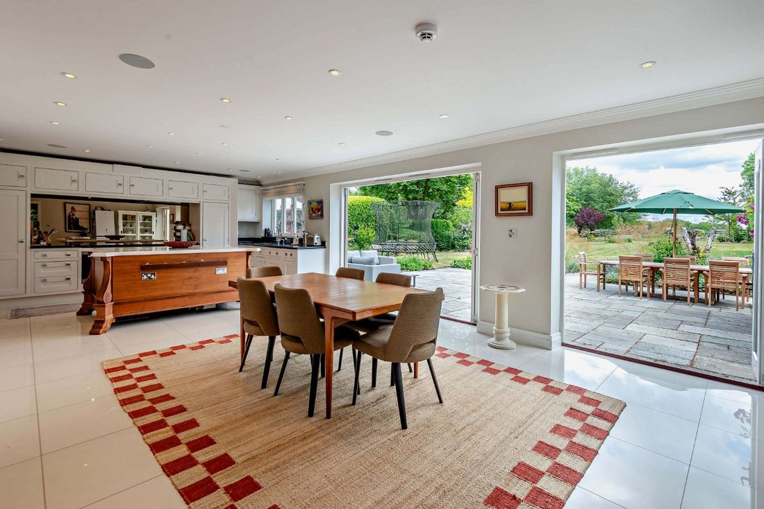 House in Chobham, England 4 - 18806476