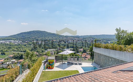 Villa in Tavernerio, Lombardy, Italy 1