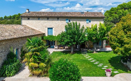 Estate in Beaumettes, Provence-Alpes-Côte d'Azur, France 1