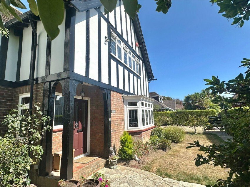 House in Milford on Sea, England 3 - 18808195