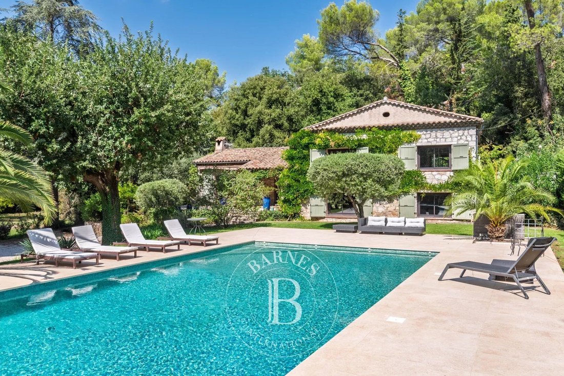 Villa in Nord, Roquefort-les-Pins, France 1 - 18807073
