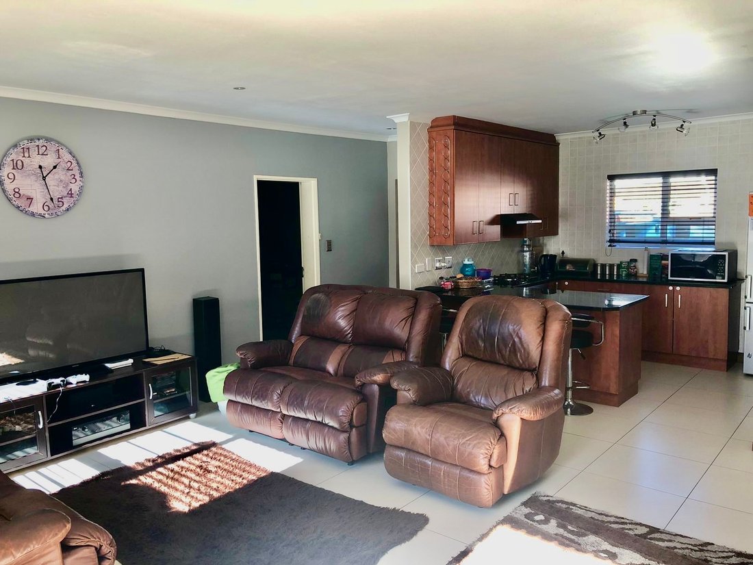 Townhouse in Sherwood, Rowallan Park, Eastern Cape 2 - 18807507
