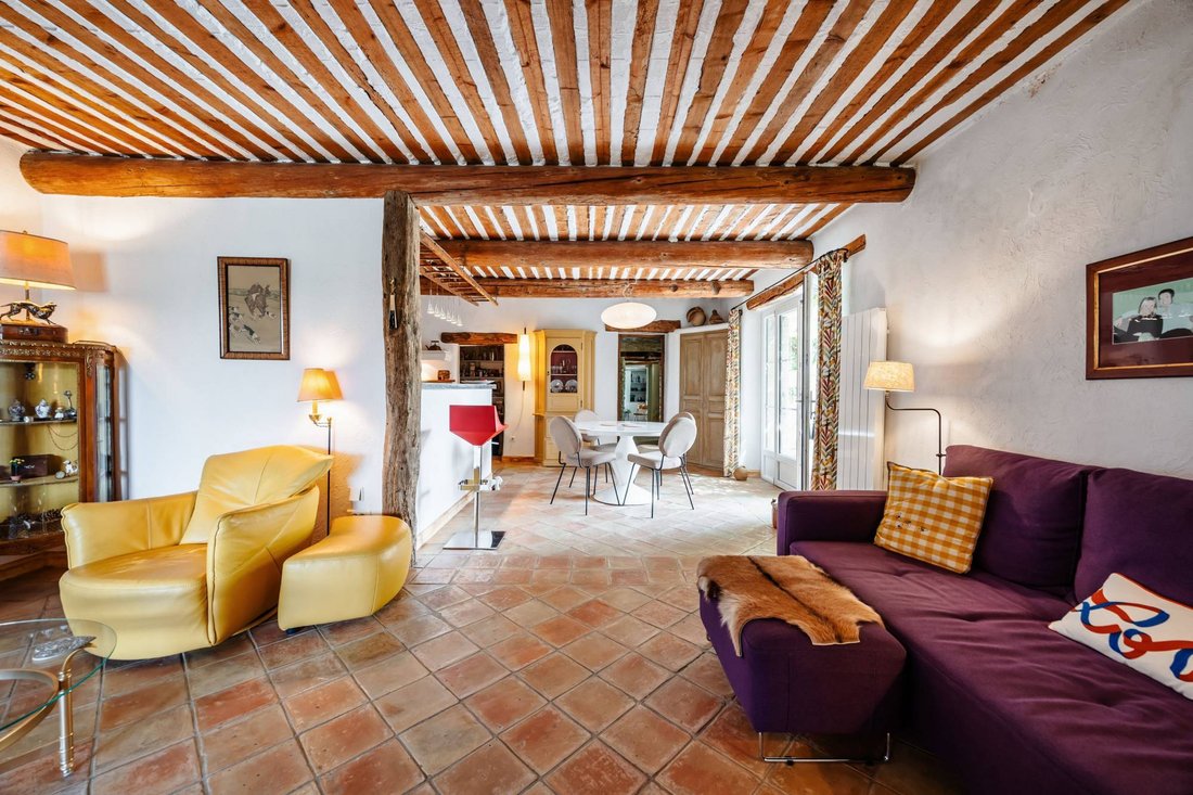 Estate in Beaumettes, Provence-Alpes-Côte d'Azur, France 3 - 18807322