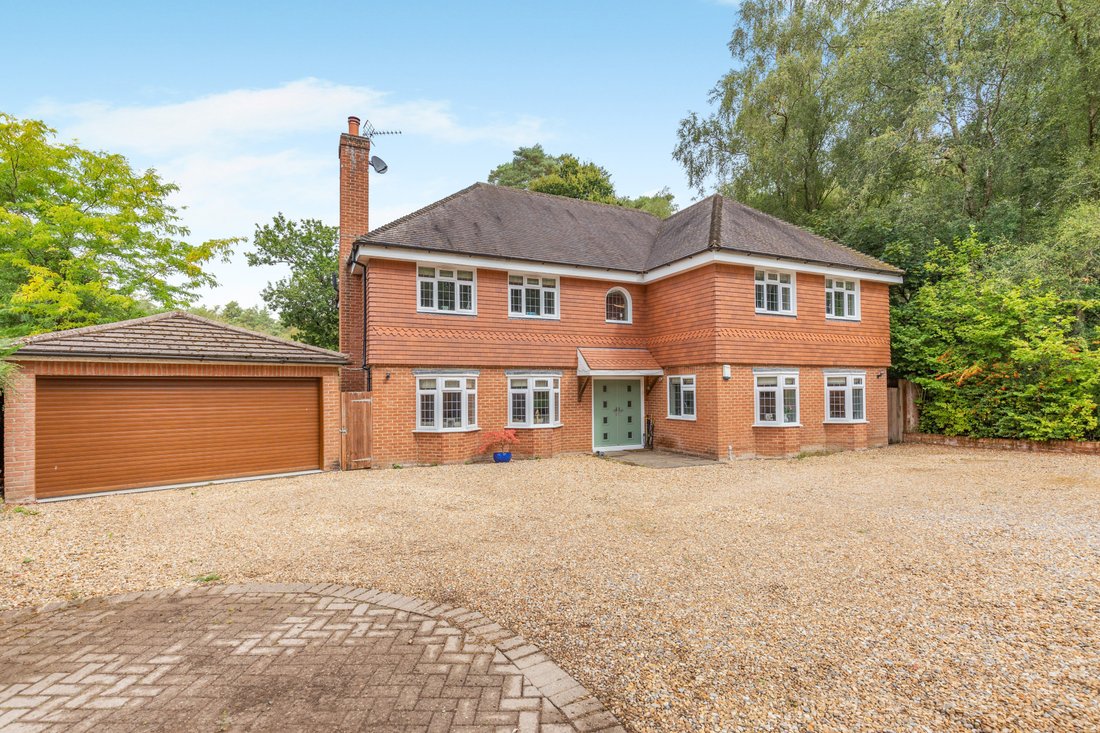 House in Liphook (Bramshott and Liphook), Liphook, England 2 - 18806484