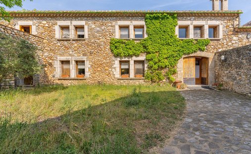 Landhaus in Cabanelles, Katalonien, Spanien 1