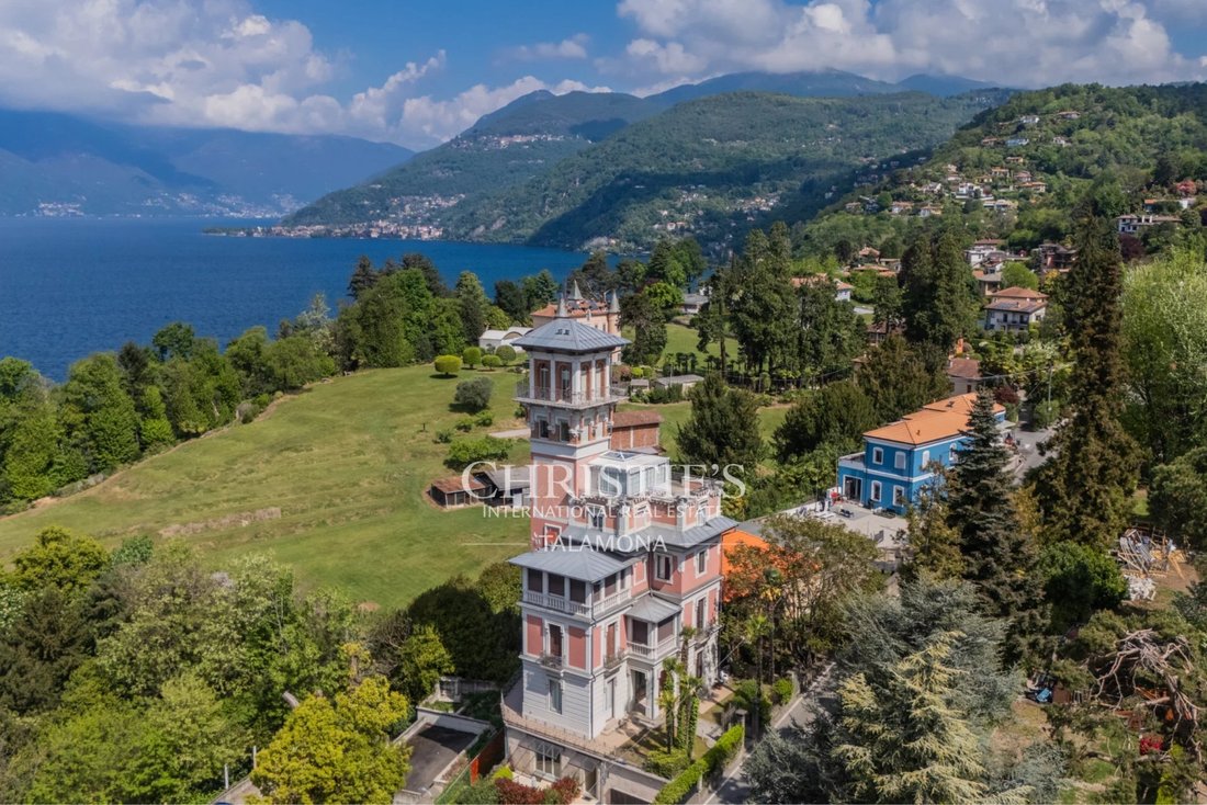Villa in Luino, Lombardy, Italy 1 - 18806450