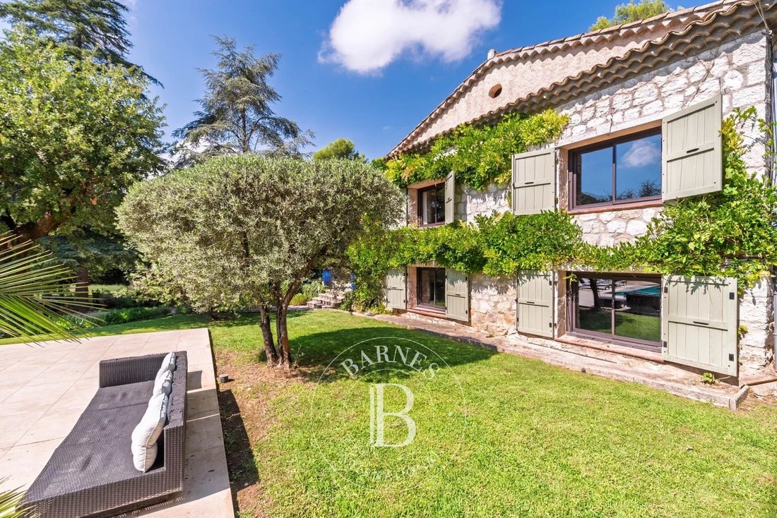 Villa in Nord, Roquefort-les-Pins, France 5 - 18807073