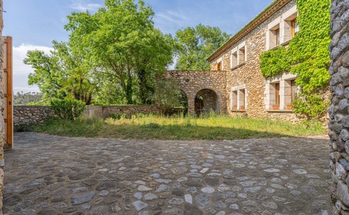 Landhaus in Cabanelles, Katalonien, Spanien 1