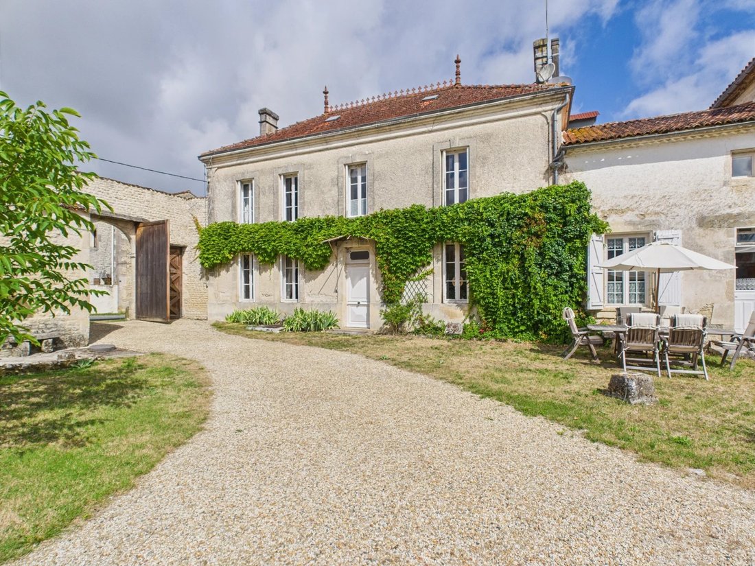 House in Saint-Pierre-de-Juillers, Nouvelle-Aquitaine, France 1 - 16292017