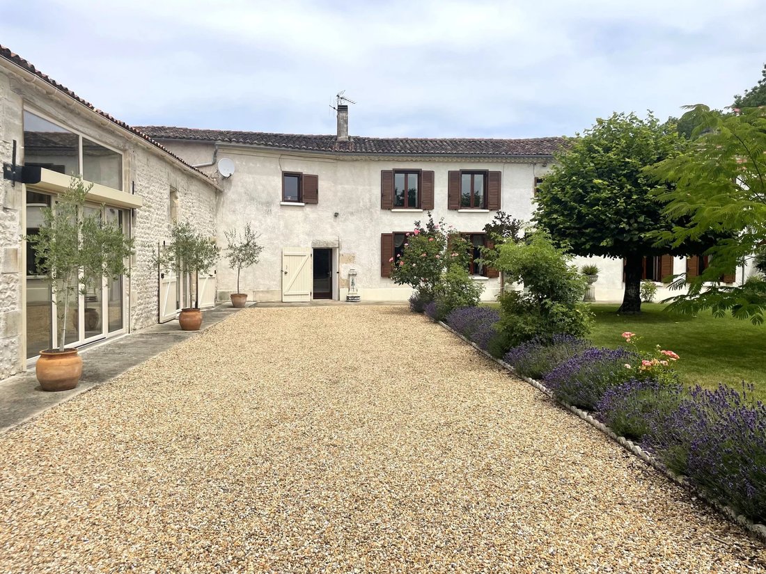 House in Saint-Martin-de-Juillers, Nouvelle-Aquitaine, France 1 - 15956391