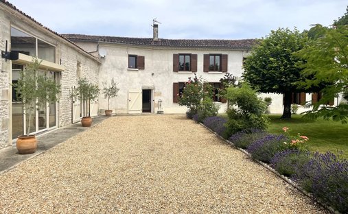 House in Saint-Martin-de-Juillers, Nouvelle-Aquitaine, France 1