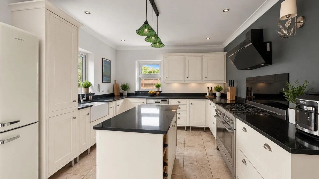 Bungalow in Eastcote Village, Hillingdon, England 5 - 18808156