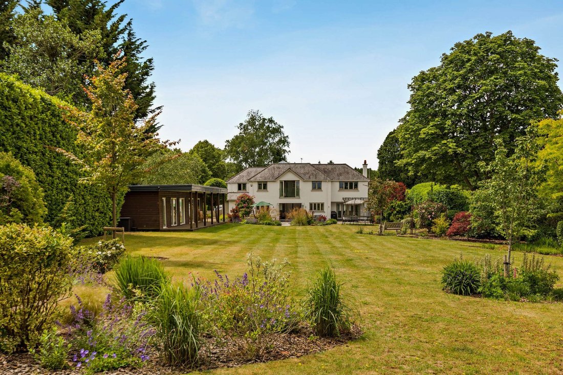 House in Chobham, England 3 - 18806476
