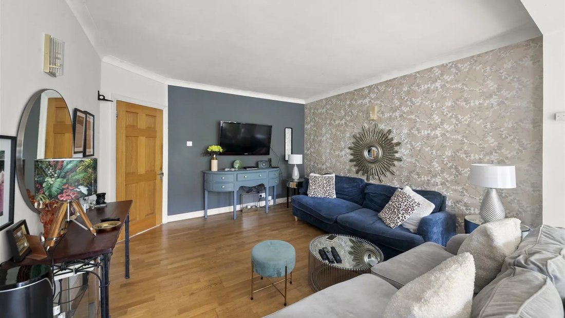 Bungalow in Eastcote Village, Hillingdon, England 3 - 18808156