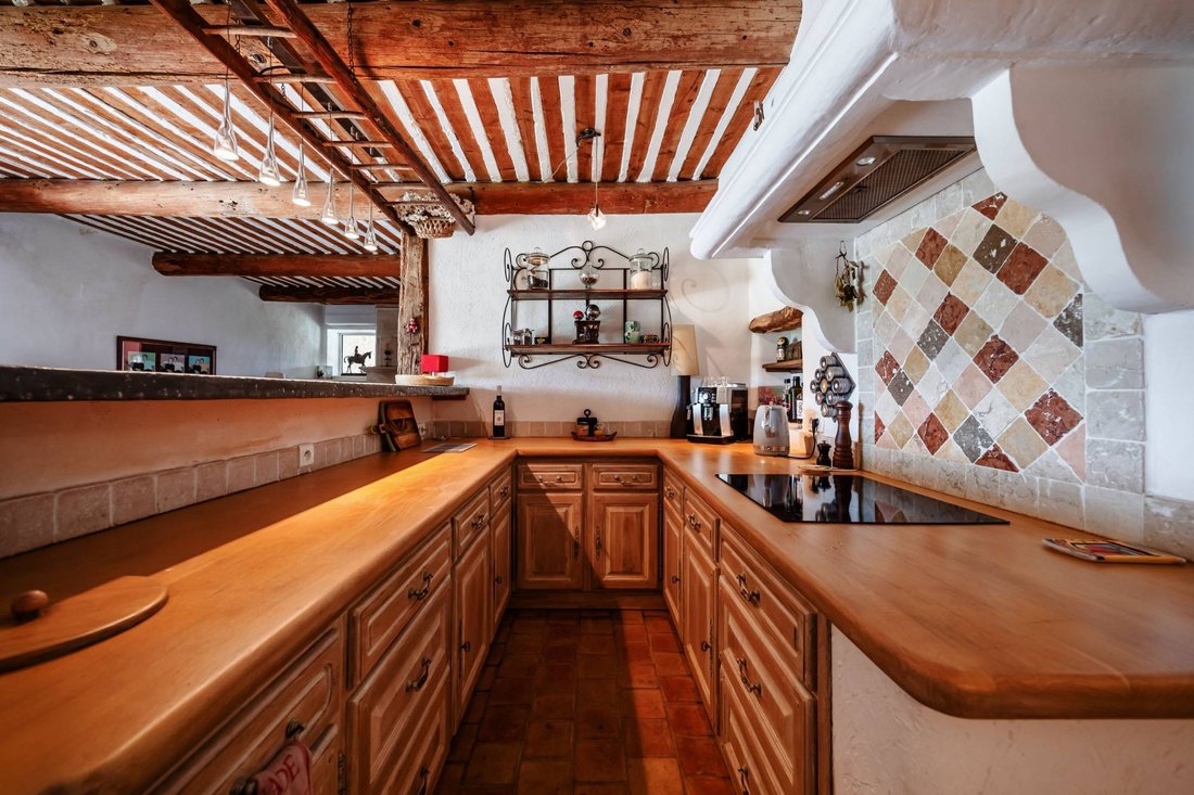 Estate in Beaumettes, Provence-Alpes-Côte d'Azur, France 5 - 18807322