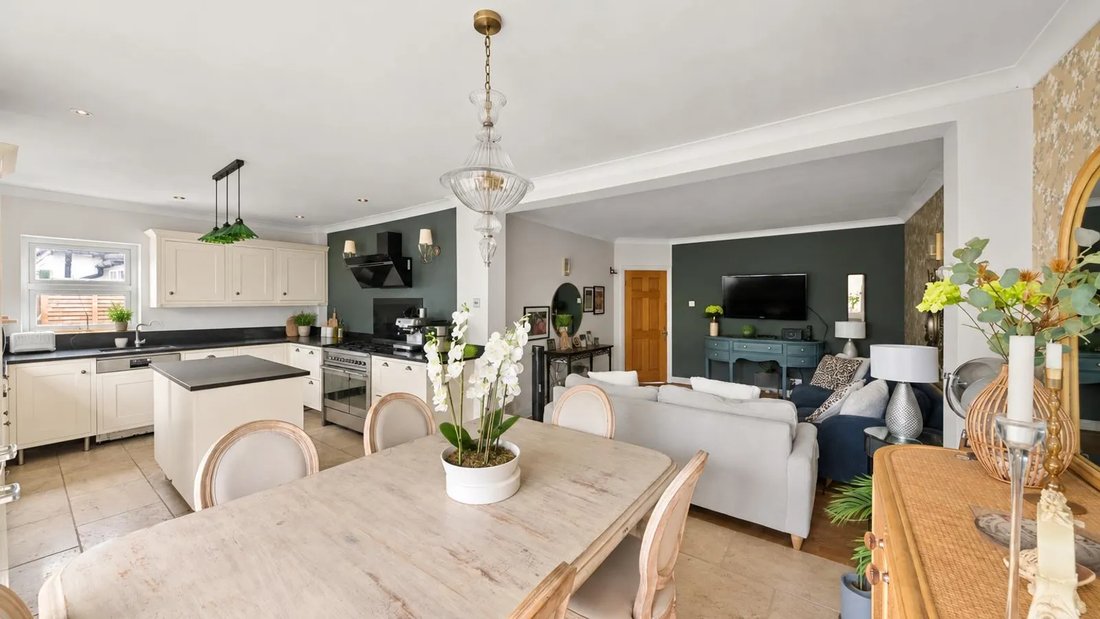 Bungalow in Eastcote Village, Hillingdon, England 2 - 18808156