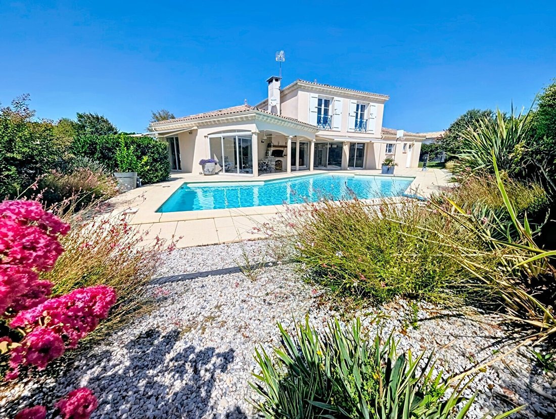 Villa in Centre Bourg, Le Taillan-Médoc, France 1 - 18807478
