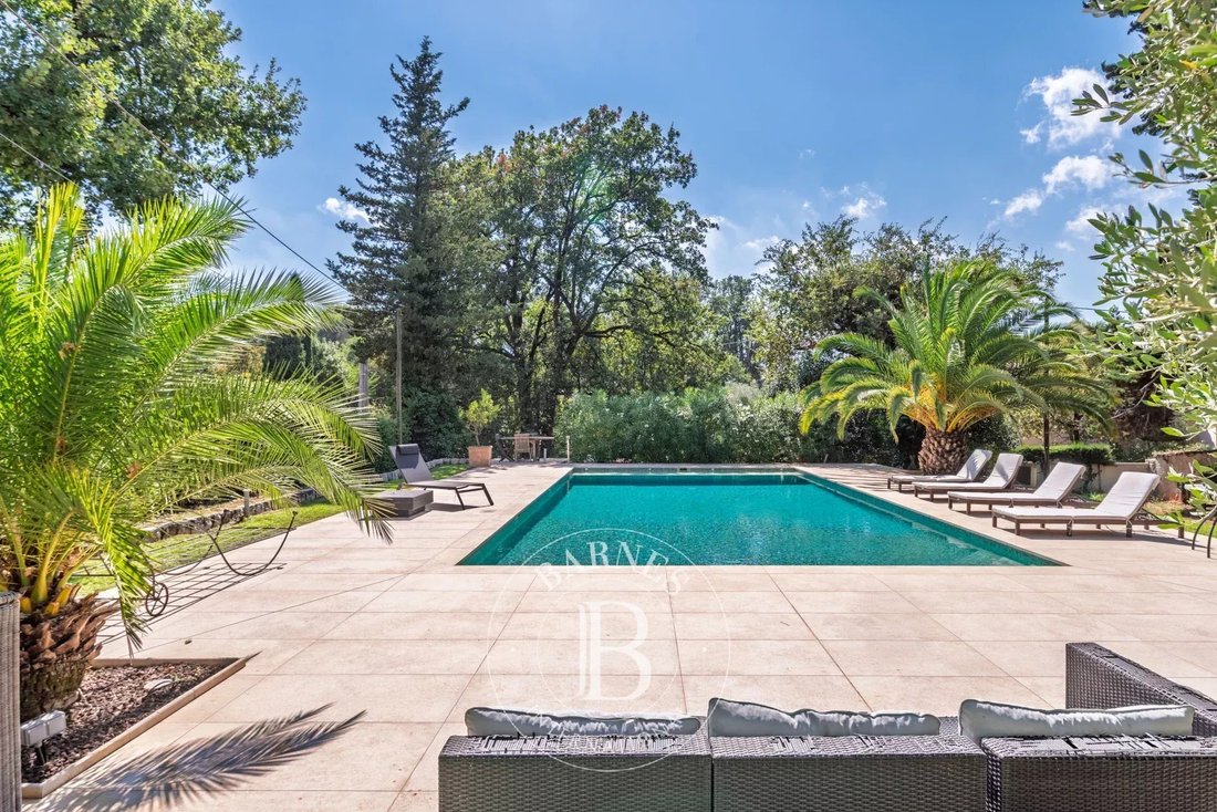 Villa in Nord, Roquefort-les-Pins, France 2 - 18807073