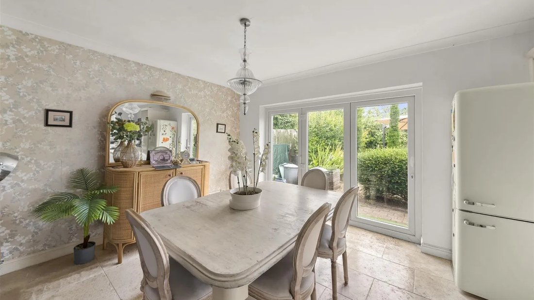 Bungalow in Eastcote Village, Hillingdon, England 4 - 18808156
