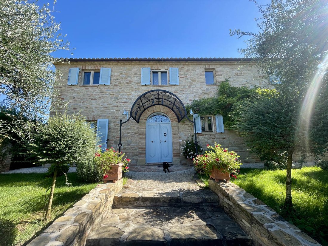 Villa in Falerone, Marche, Italy 3 - 18809462