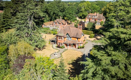 House in Brockenhurst, England 1