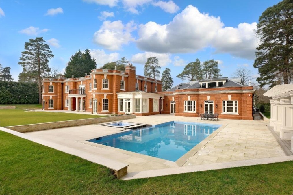 House in Virginia Water, England 3 - 18811402