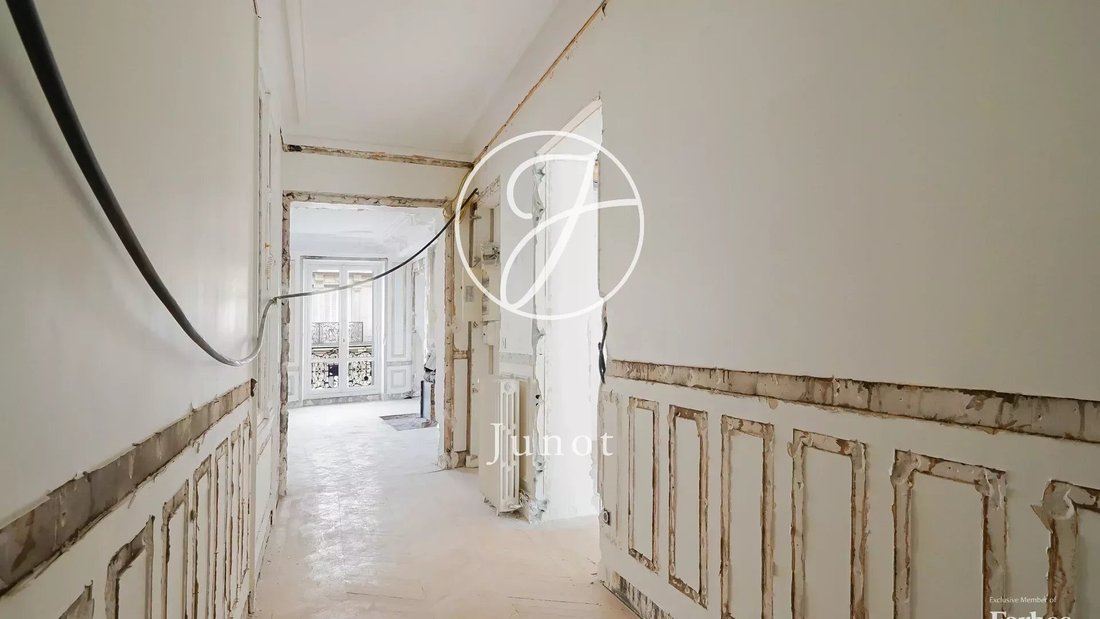 Apartment in Triangle d'Or, Paris 8e Arrondissement, Paris 2 - 16697422