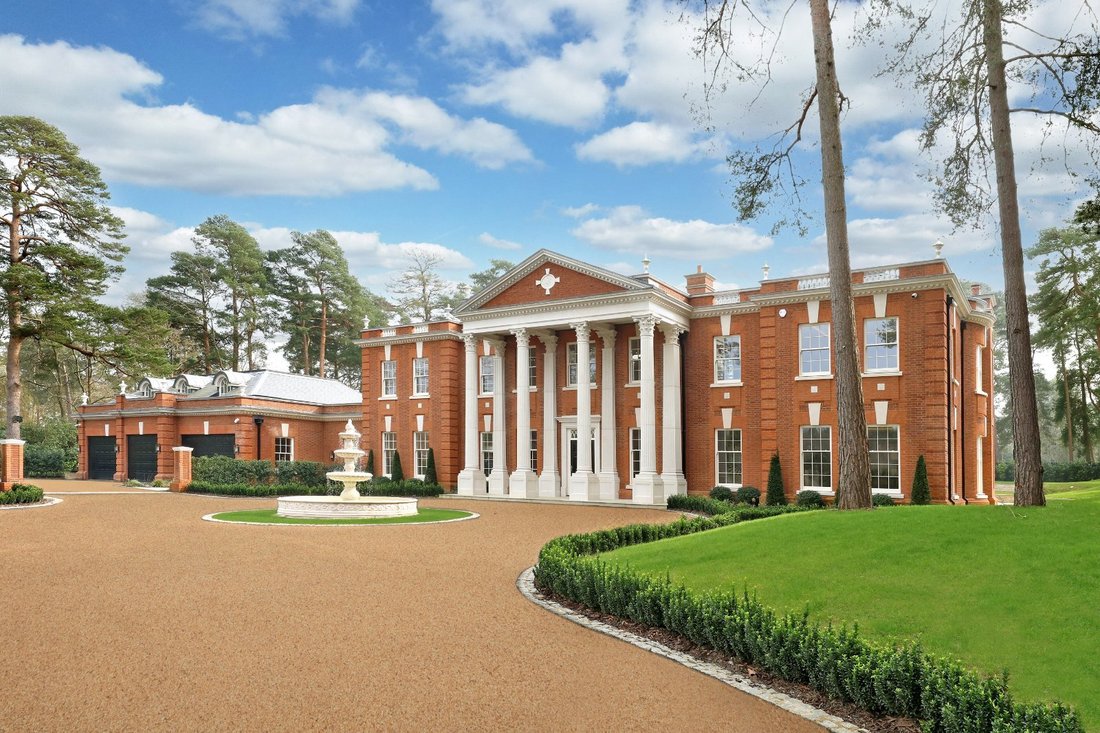 House in Virginia Water, England 1 - 18811402