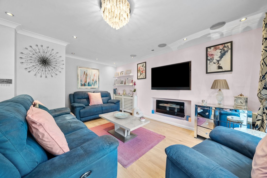 House in Chertsey, England 2 - 18813865