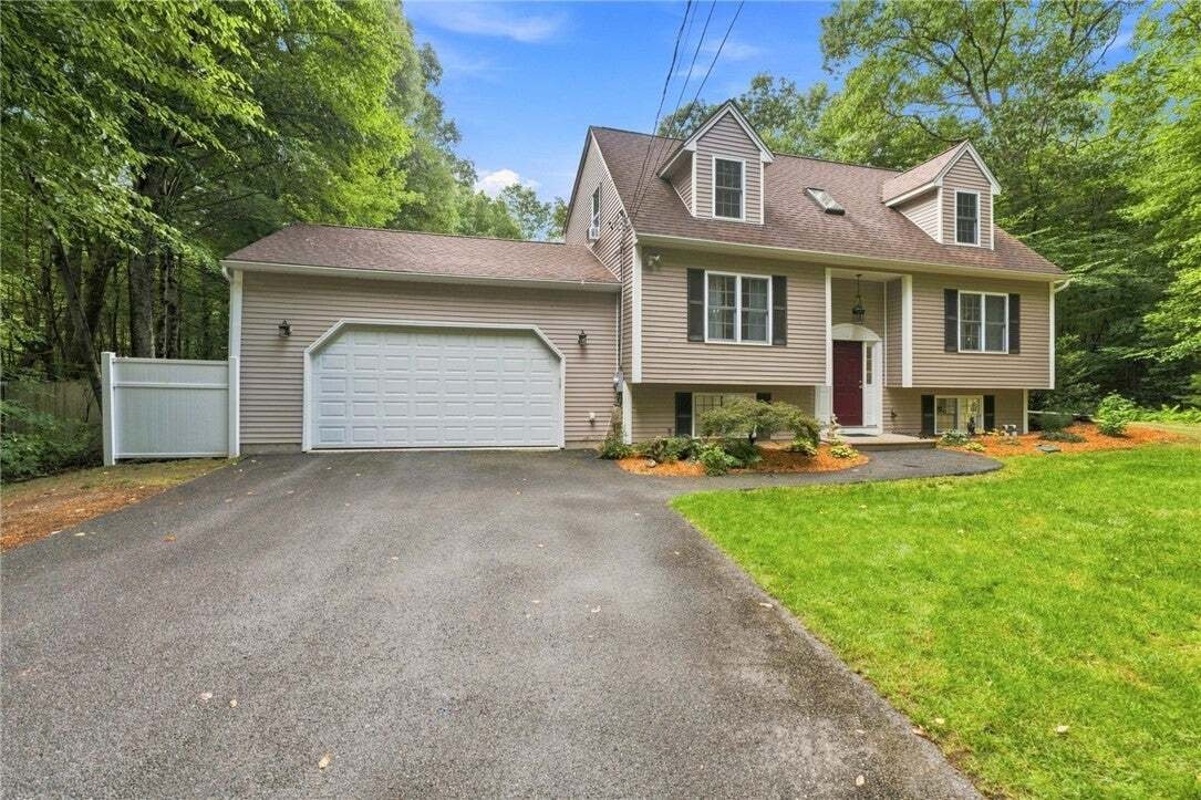 House in Burrillville, Rhode Island, United States 2 - 18813552