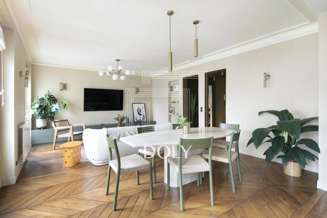 Apartment in Saint Thomas d'Aquin, Paris 7e Arrondissement, Paris 2 - 18815334