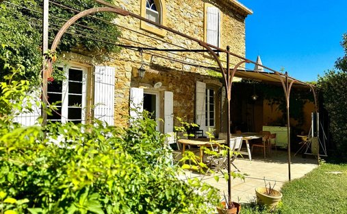 Villa in Châteauneuf-du-Pape, Provence-Alpes-Côte d'Azur, France 1