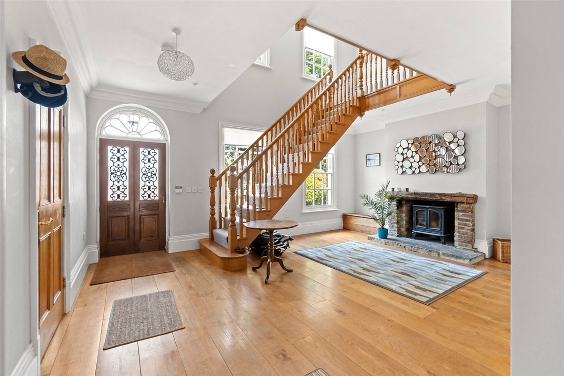House in Shepperton, England 4 - 18813757