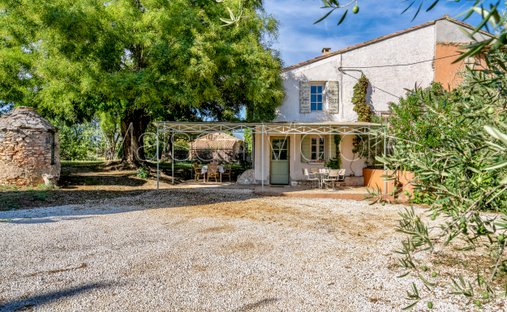 House in Saint-Saturnin-lès-Apt, Provence-Alpes-Côte d'Azur, France 1