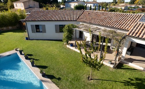 Villa in Nevons-route d'Apt, L'Isle-sur-la-Sorgue, France 1