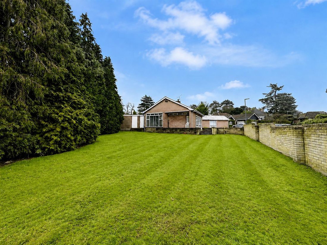 Bungalow in Little Common, Harrow, England 3 - 16748721