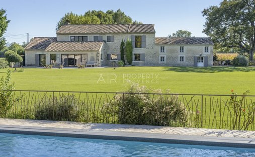 Country House in Arrondissement of Aix-en-Provence, Provence-Alpes-Côte d'Azur, France 1