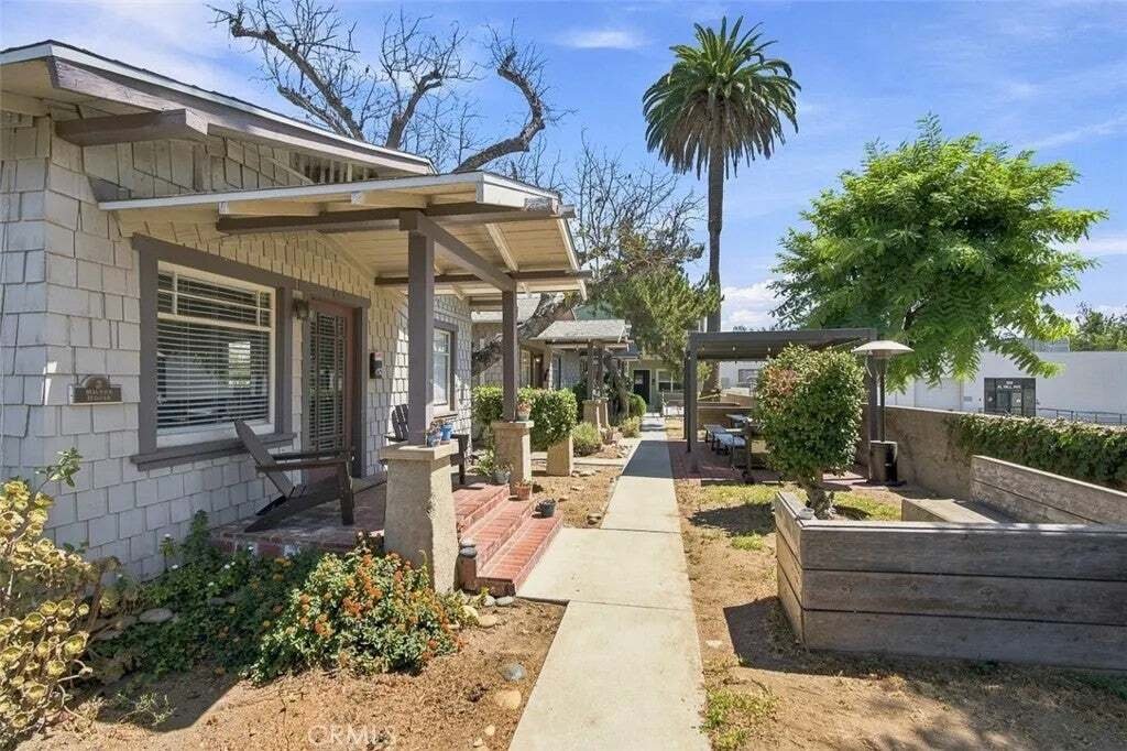 Altadena, California, United States 3 - 18816915
