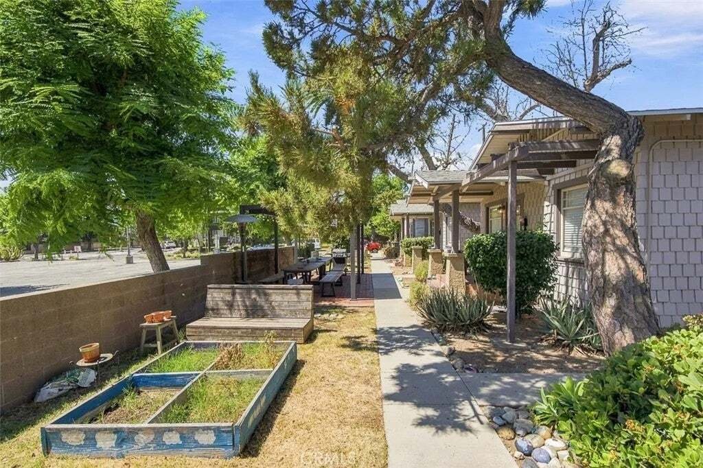 Altadena, California, United States 2 - 18816915