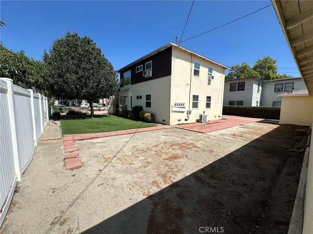 Burbank, California, United States 5 - 18816949